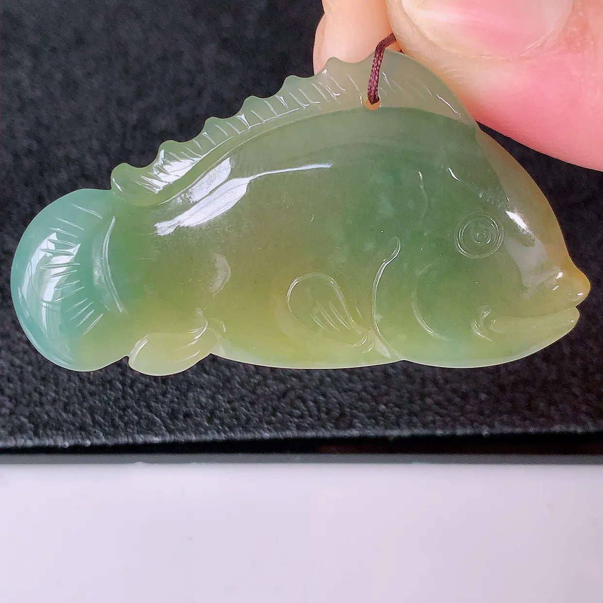 自然光实拍，冰润黄加绿翡翠年年有余，自由自在玉吊坠，寓意财源广进，雕工婉约，栩栩如生，佩戴优雅迷人！#32.10