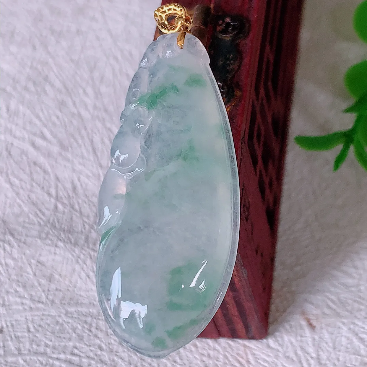 18K金镶嵌冰种飘花翡翠招财福瓜吊坠，精美饱满福瓜，种水足，形态圆润饱满，福相十足 ！#00.10