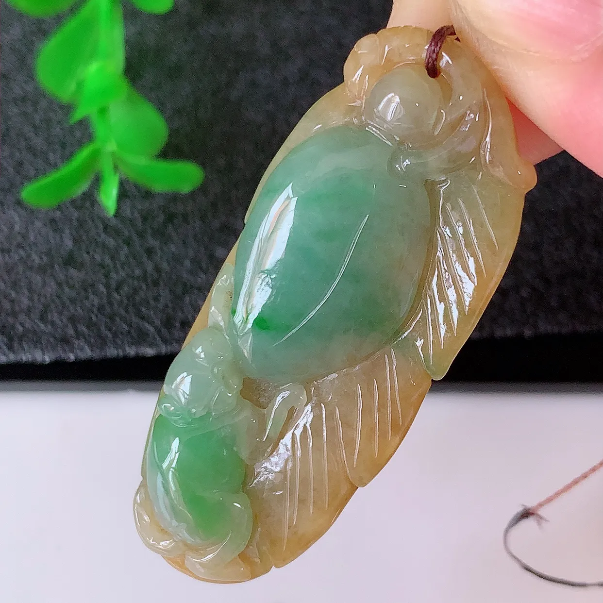 自然光实拍，冰润黄加绿翡翠生肖猴子吊坠，种老水足，雕工精湛 ，寓意美好，佩戴时尚出众！#05.10