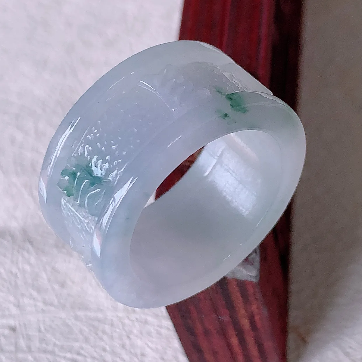 自然光实拍，22mm内径冰紫罗兰飘花翡翠扳指，冰润指环，玉扳指，财源滚滚，玉质细腻起胶，28圈口，种水好！#89.10尺寸22-13-3.7