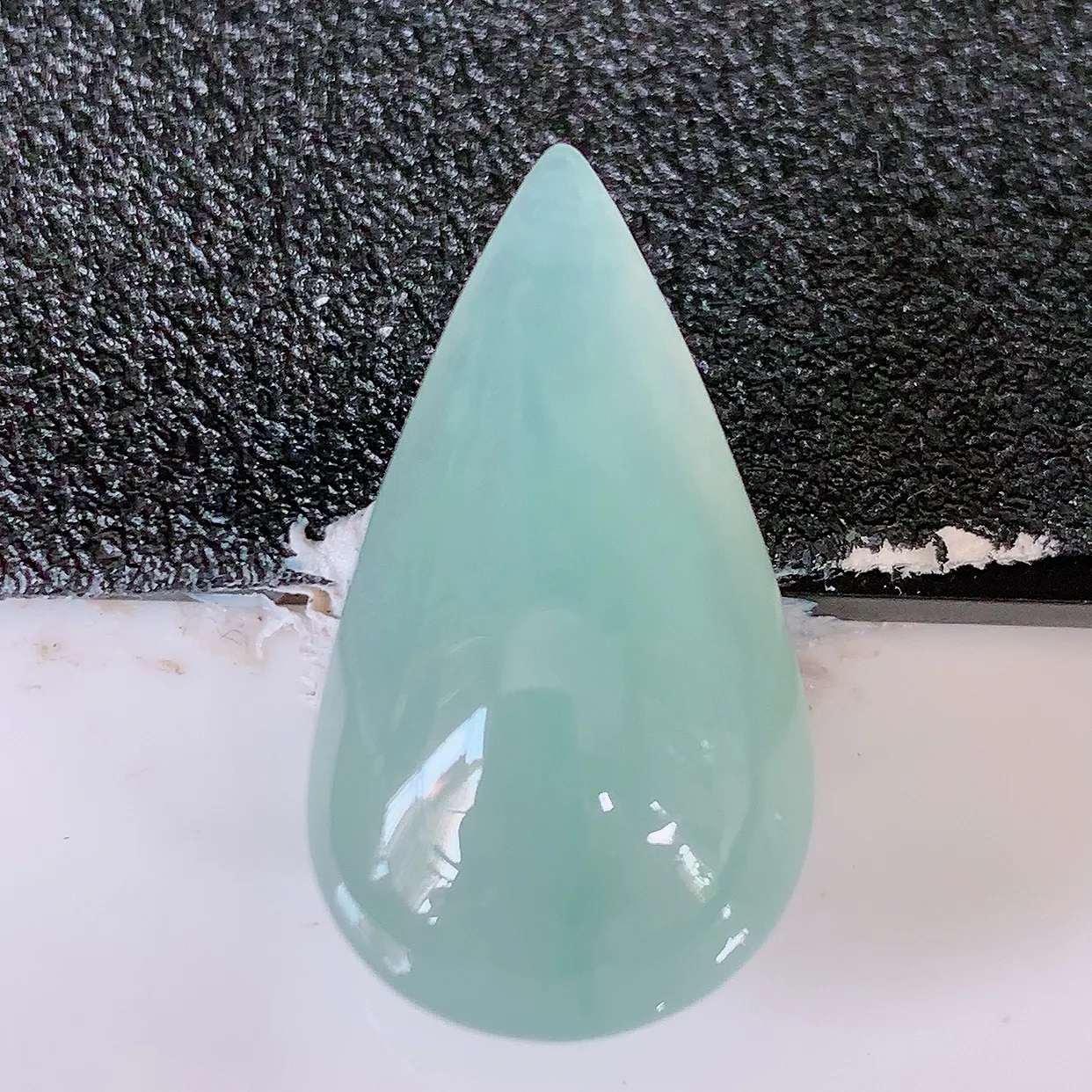 自然光实拍，冰种翡翠水滴，种老水足，雕工精湛 ，寓意美好，镶嵌更靓，佩戴时尚出众！#94.10