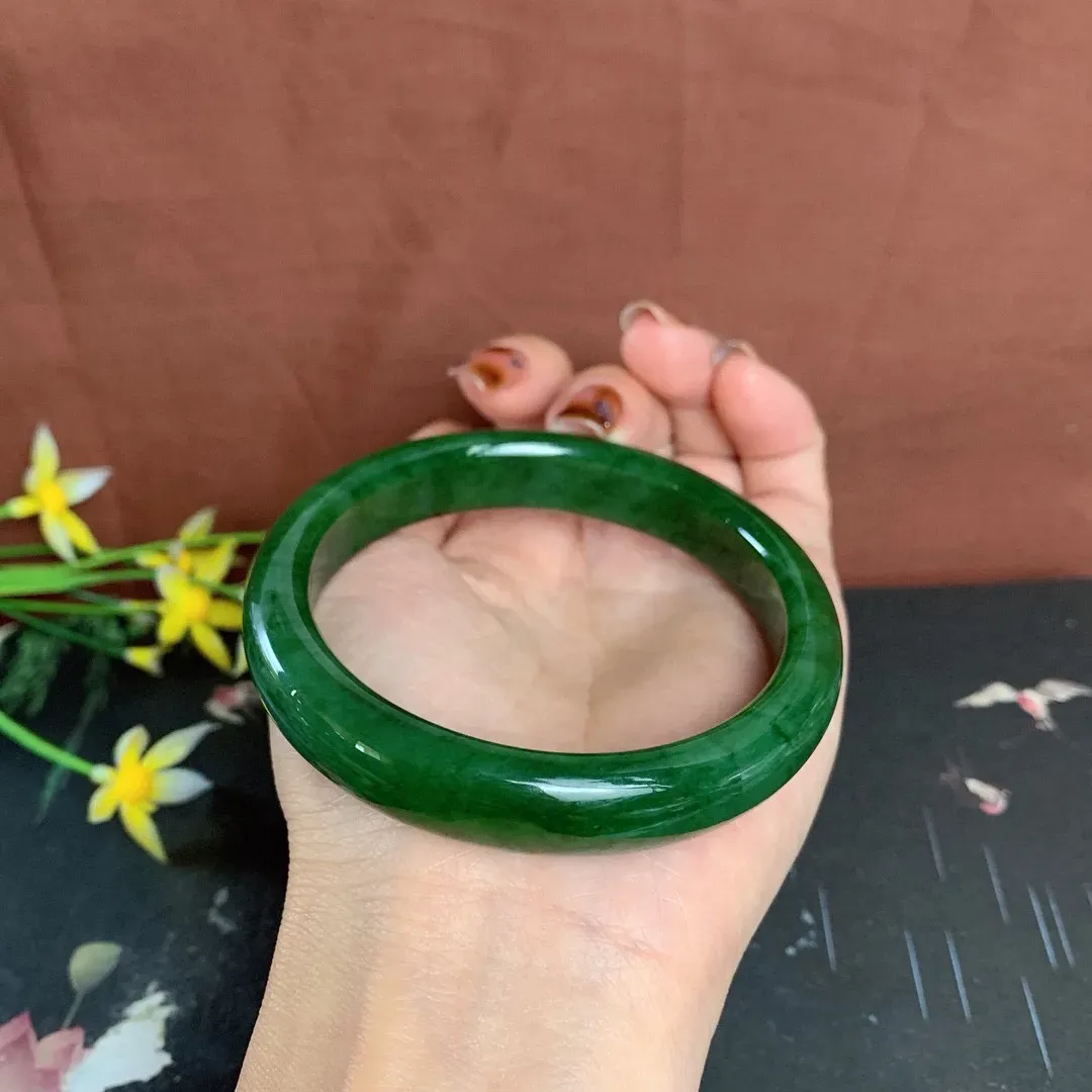 和田玉61圈口菠菜绿碧玉手镯！圈口61宽13玉质细腻油润 底色纯净 无裂无棉 脂粉好，品质高。