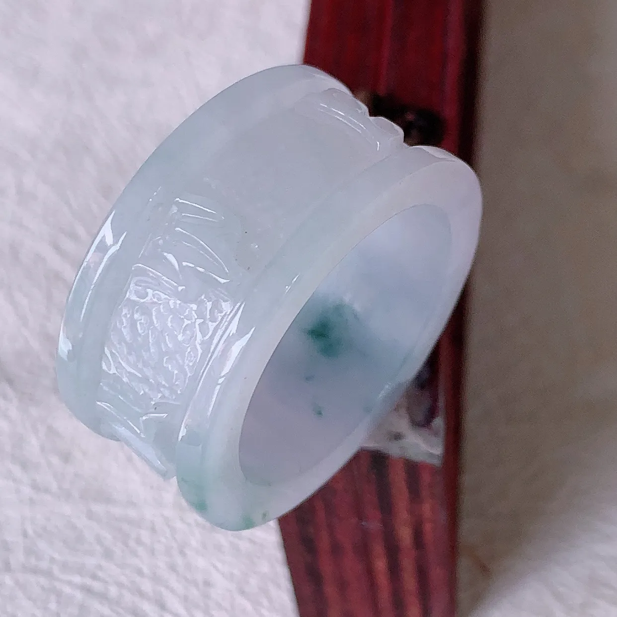 自然光实拍，22mm内径冰紫罗兰飘花翡翠扳指，冰润指环，玉扳指，财源滚滚，玉质细腻起胶，28圈口，种水好！#89.10尺寸22-13-3.7