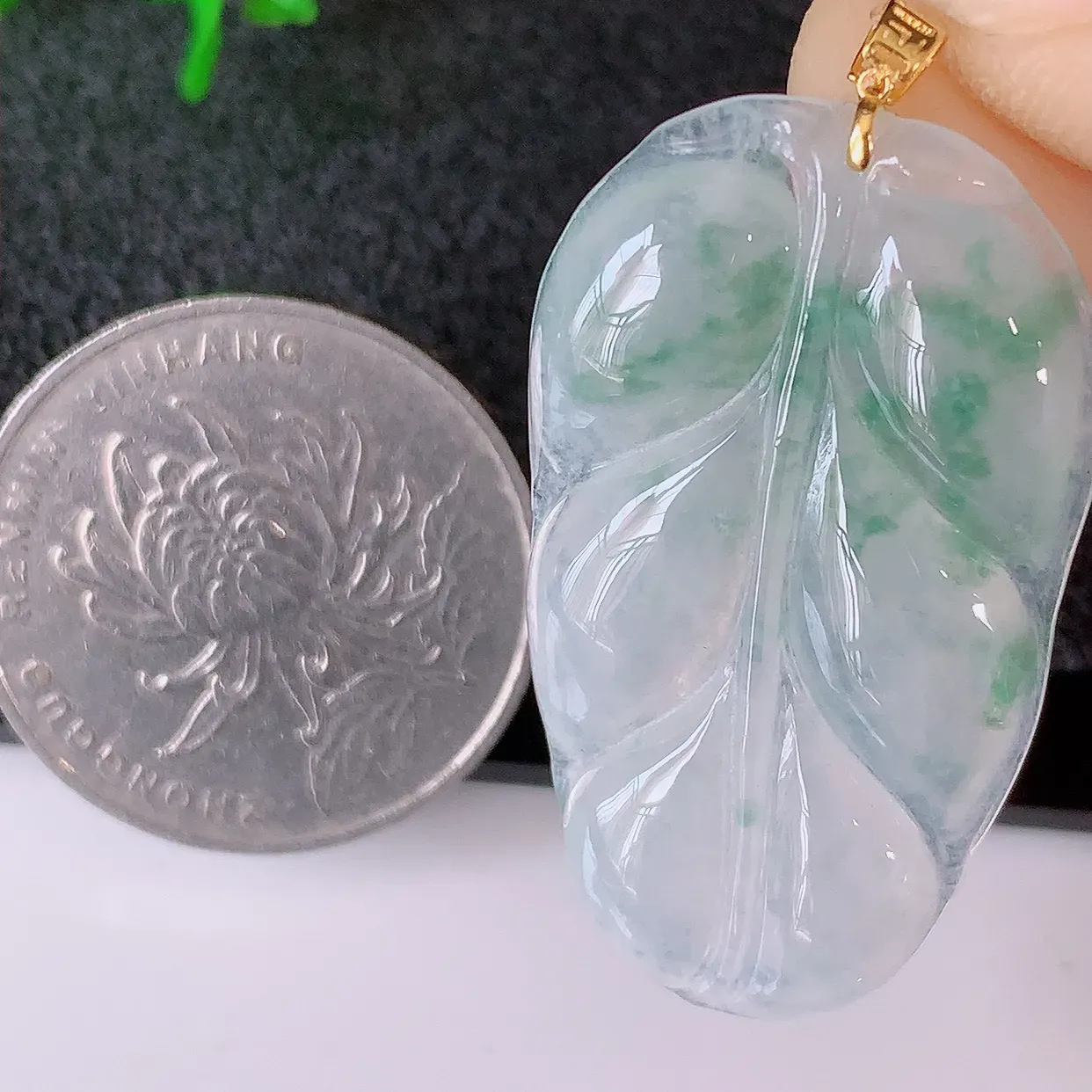 18K金镶嵌冰种飘花翡翠叶子吊坠 ，种水足，色泽清新，工艺精湛，叶子寓意美好；金枝玉叶，事业有成。#49.10
