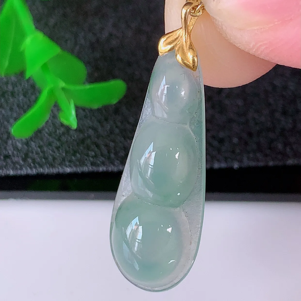 18K金镶嵌冰种飘花翡翠四季豆吊坠，平安豆福豆玉坠，冰润通透，豆粒饱满，寓意：豆蔻年华！#12.10