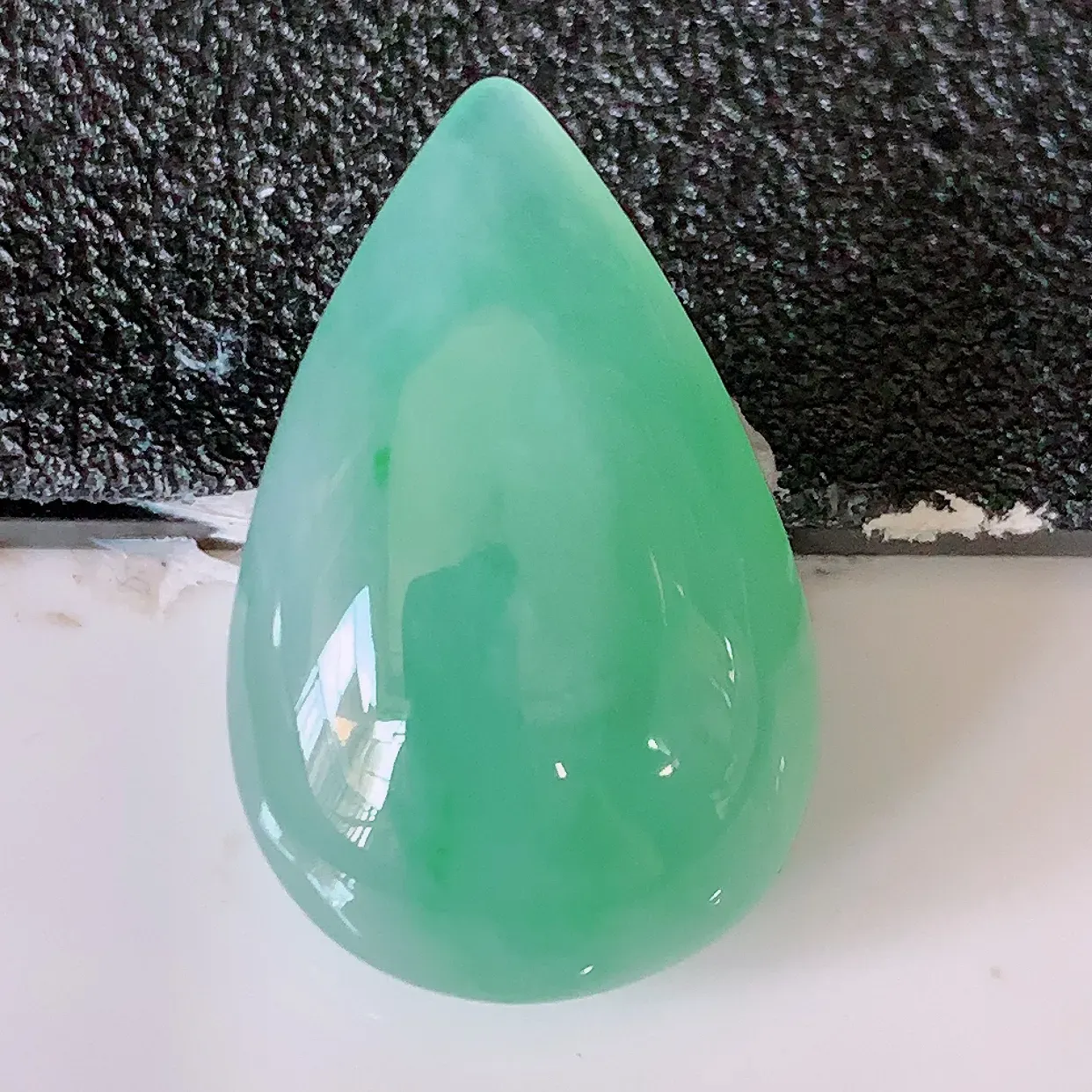 自然光实拍，冰飘绿翡翠水滴，种老水足，雕工精湛 ，寓意美好，镶嵌更靓，佩戴时尚出众！#49.8