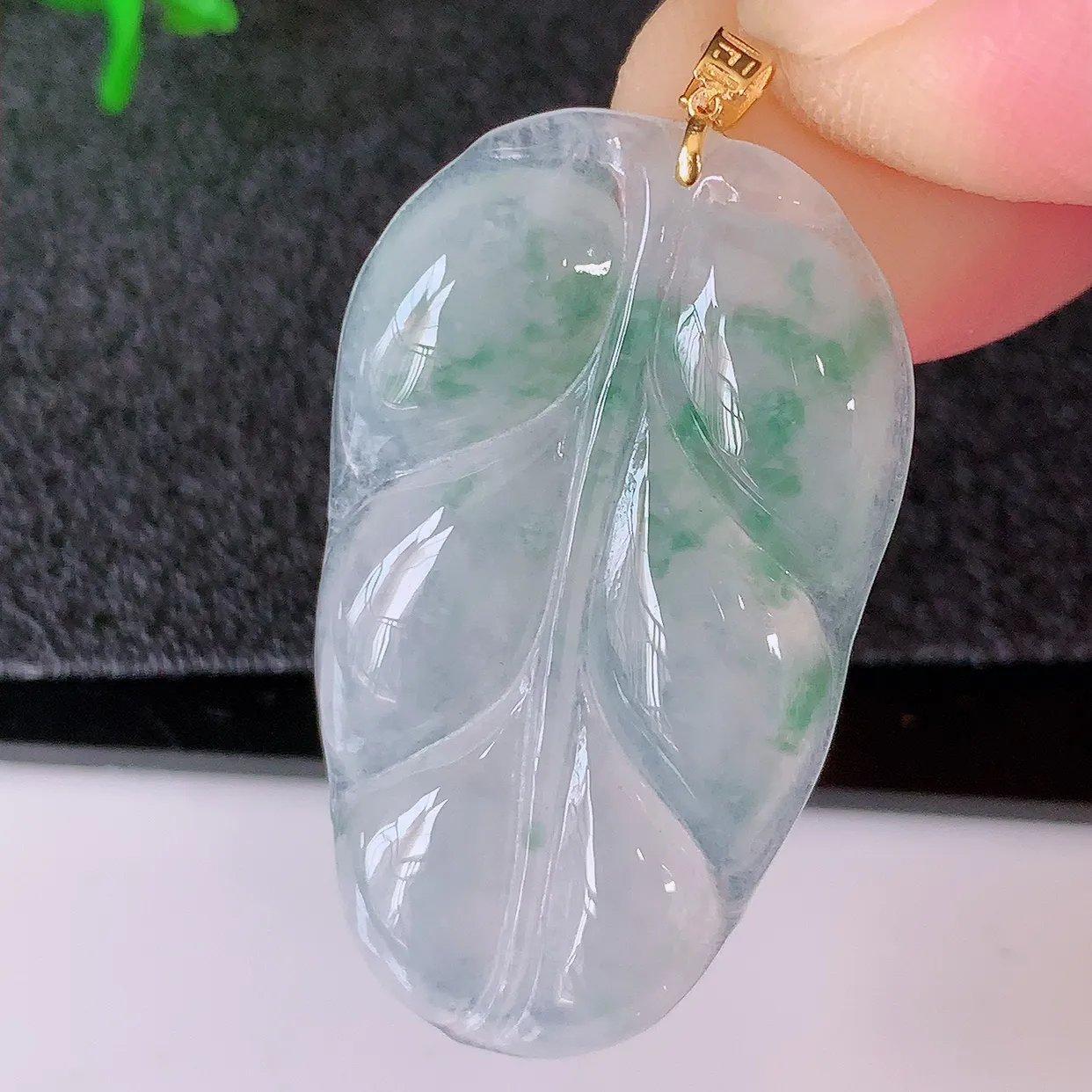18K金镶嵌冰种飘花翡翠叶子吊坠 ，种水足，色泽清新，工艺精湛，叶子寓意美好；金枝玉叶，事业有成。#