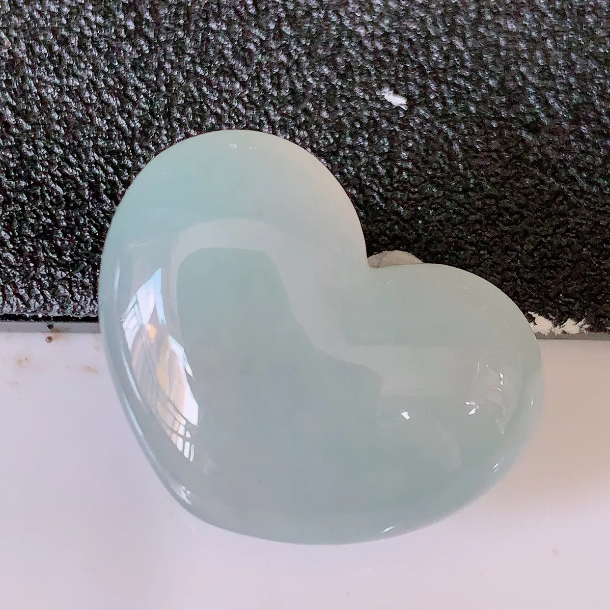 自然光实拍，冰种翡翠爱心，种老水足，雕工精湛 ，寓意美好，镶嵌更靓，佩戴时尚出众！#49.8
