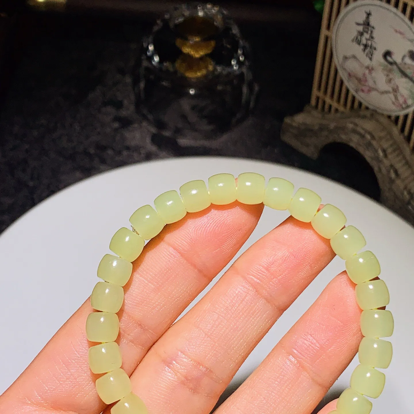 和田玉黄口料直切老型珠手串。 单颗尺寸6/7重16.6克。玉质细腻油润。手推出油。佩戴高端大气。25