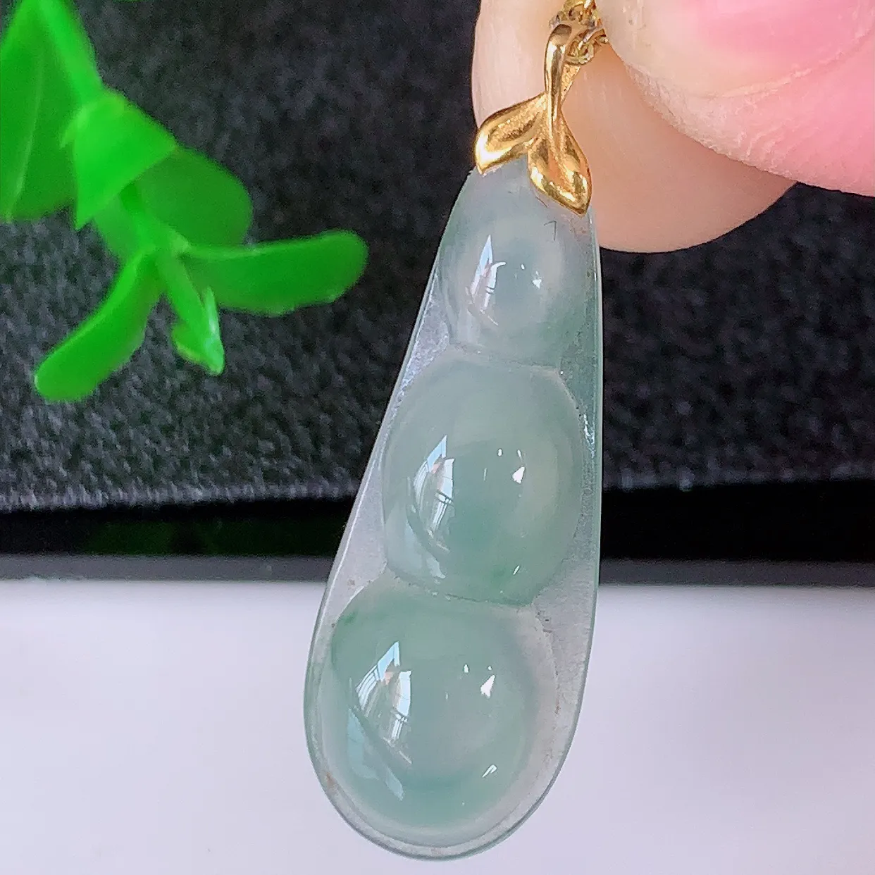 18K金镶嵌冰种飘花翡翠四季豆吊坠，平安豆福豆玉坠，冰润通透，豆粒饱满，寓意：豆蔻年华！#12.10
