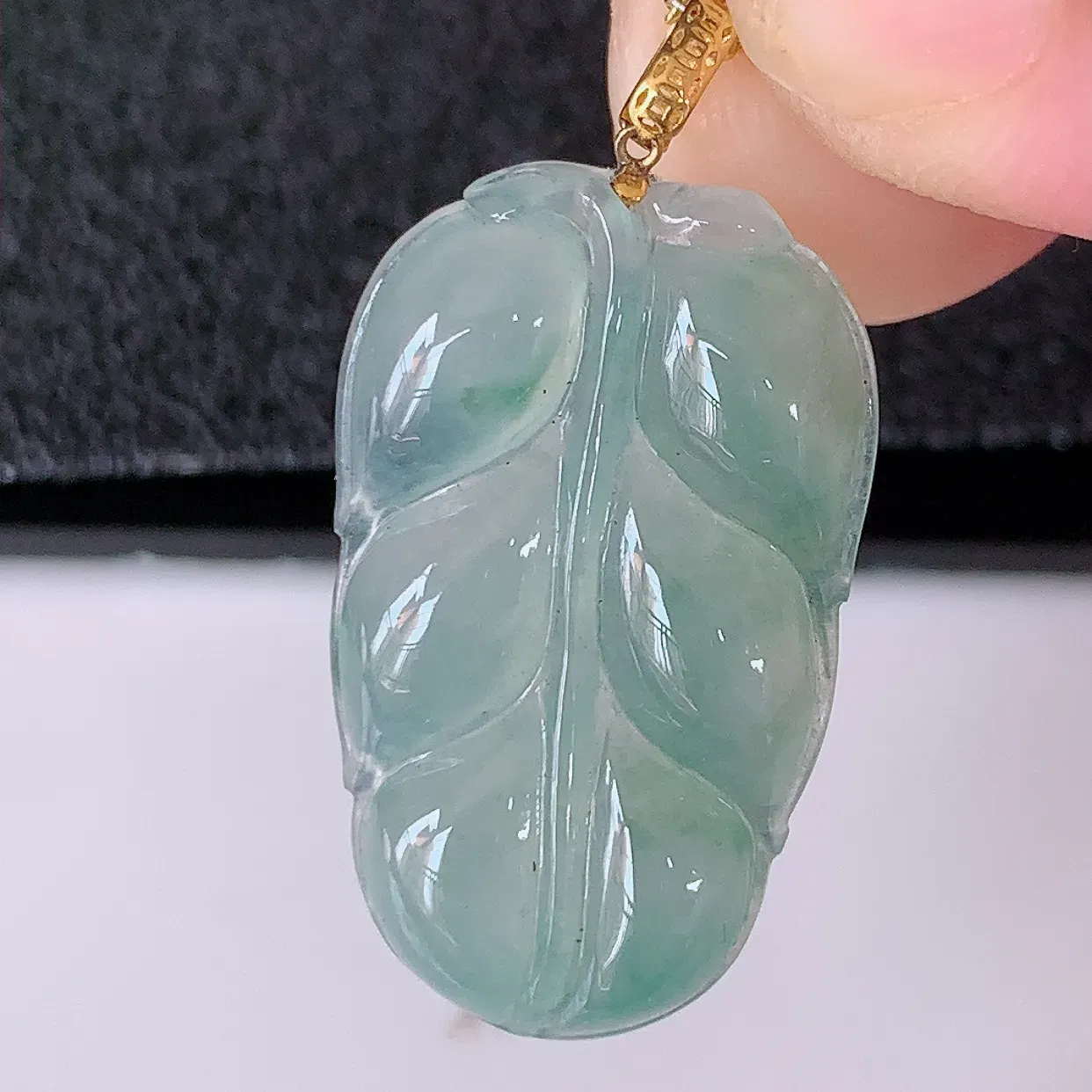 18K金镶嵌冰种叶子翡翠叶子吊坠 ，种水足，色泽清新，工艺精湛，叶子寓意美好；金枝玉叶，事业有成。#1.10