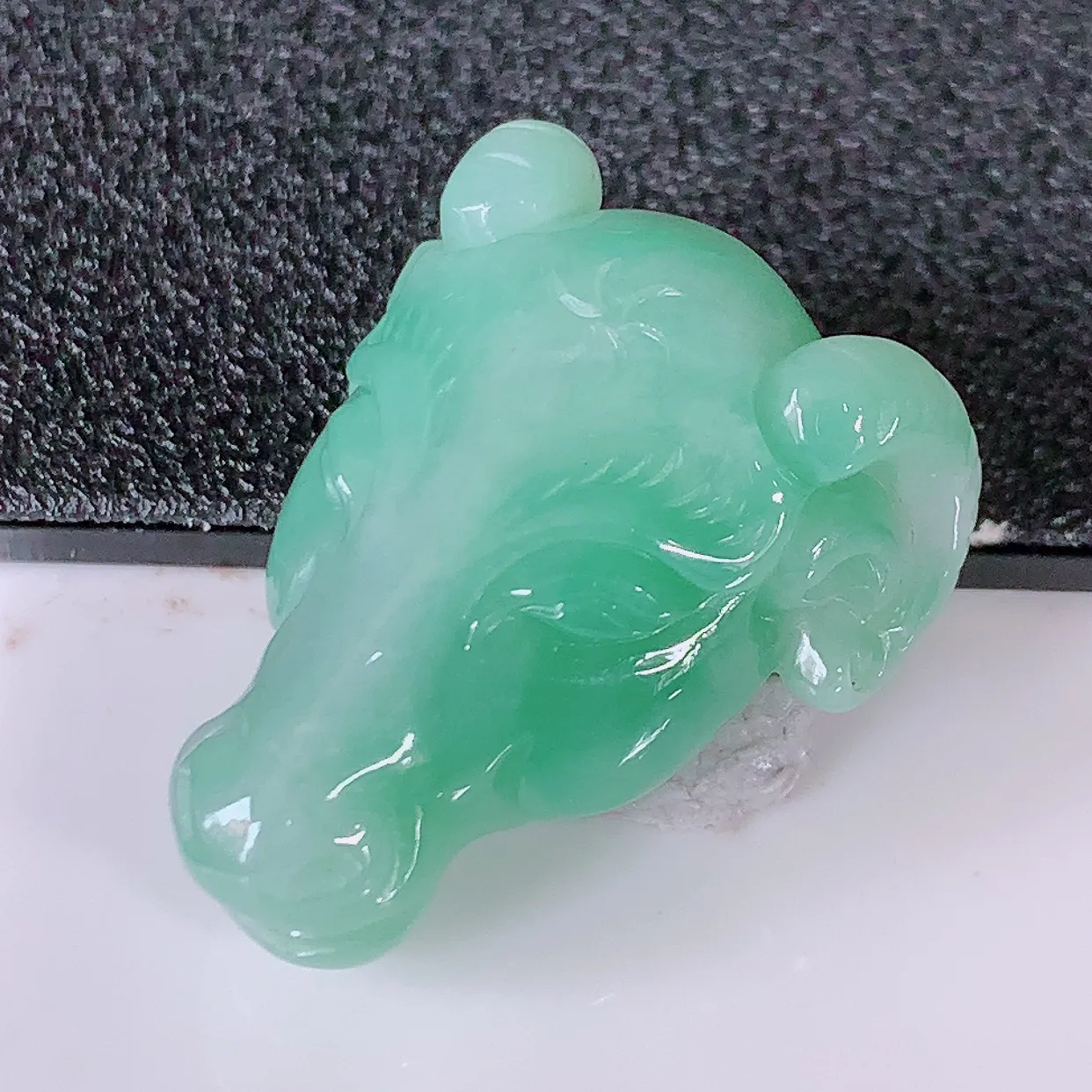 自然光实拍，冰润飘绿翡翠生肖羊头吊坠，种老水足，雕工精湛 ，寓意美好，佩戴时尚出众！#32.10