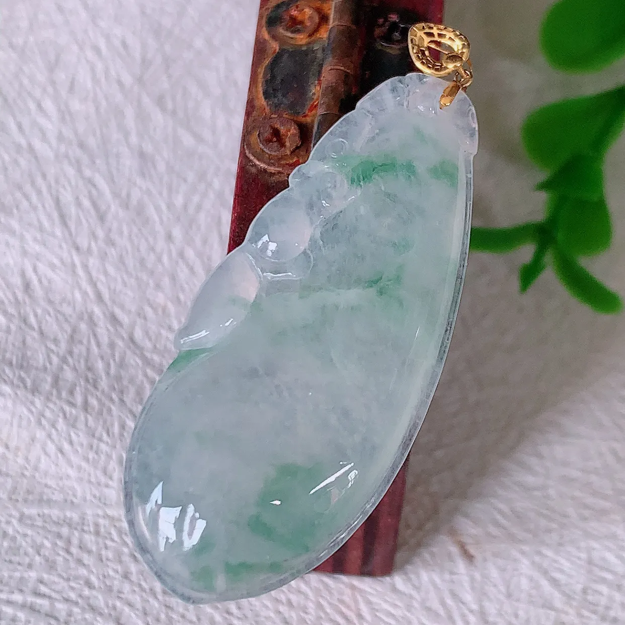 18K金镶嵌冰种飘花翡翠招财福瓜吊坠，精美饱满福瓜，种水足，形态圆润饱满，福相十足 ！#00.10