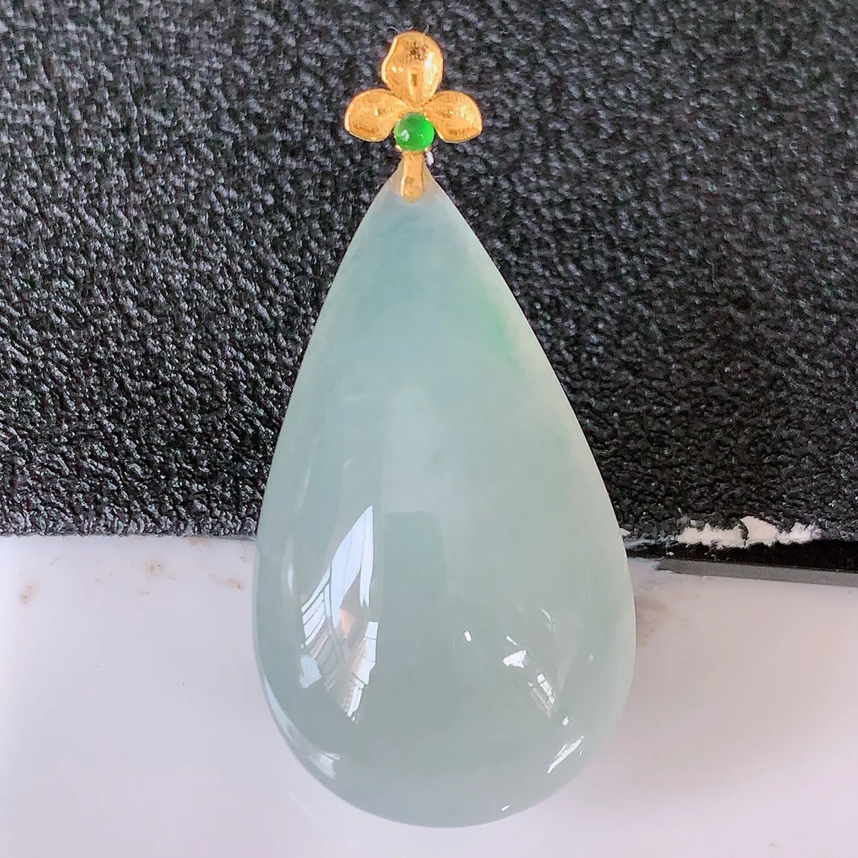 18k金镶嵌冰种翡翠水滴吊坠，沁人心脾，精致典雅的设计，为佩戴者，增添色彩，送礼自留都是佳品选择！#