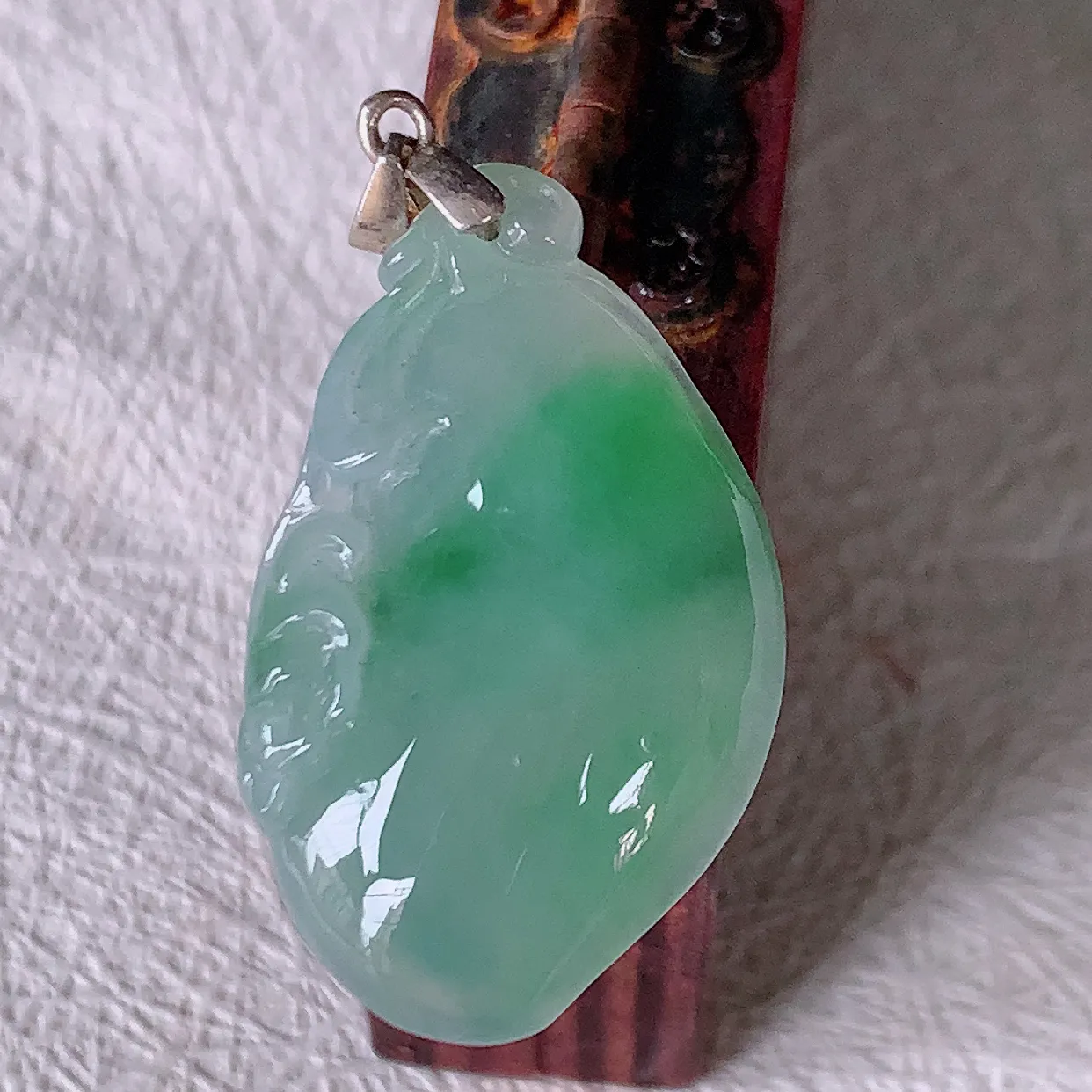 自然光实拍，冰种飘绿翡翠招财福瓜吊坠，精美饱满福瓜，种水足，形态圆润饱满，福相十足 ！#46.10配图银扣