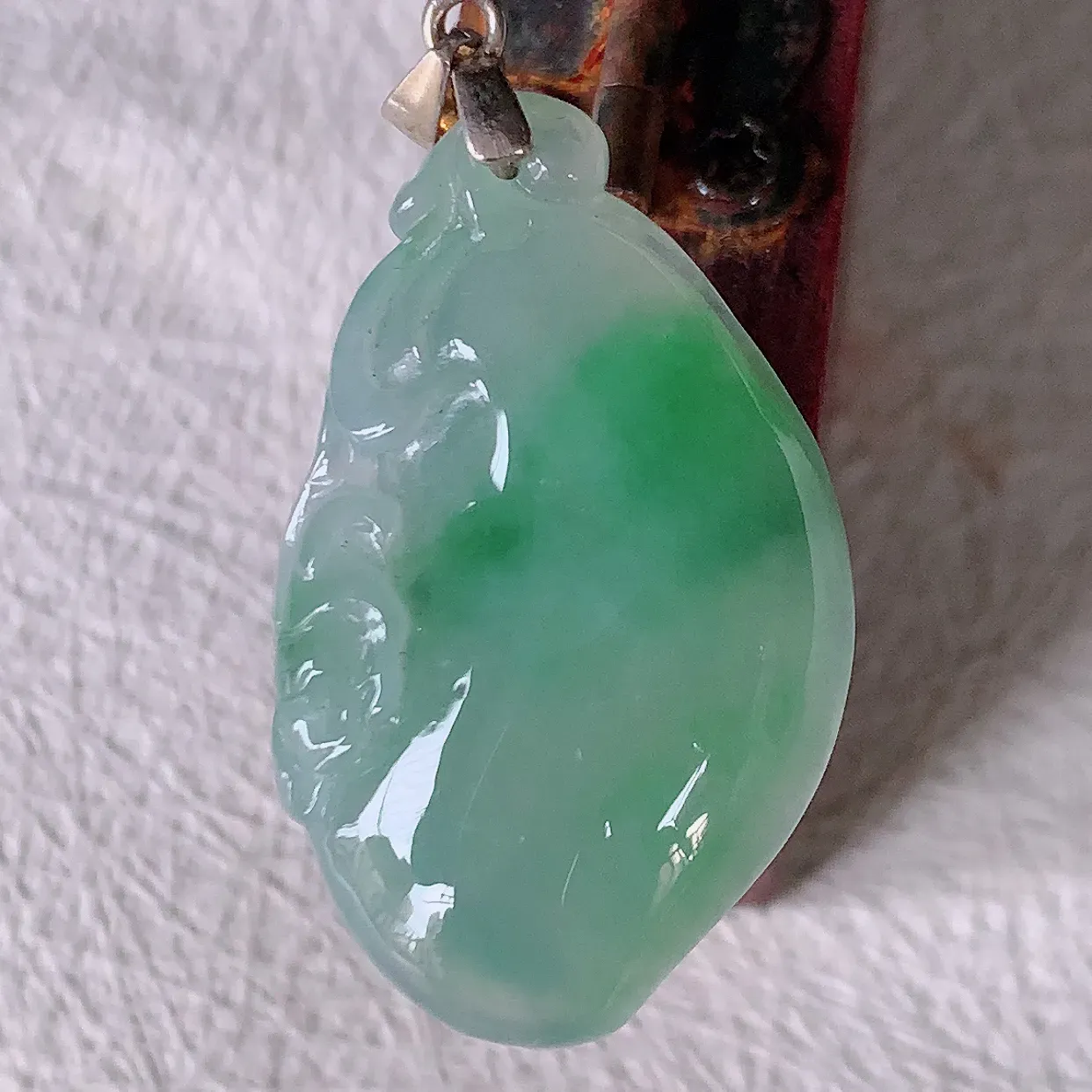 自然光实拍，冰种飘绿翡翠招财福瓜吊坠，精美饱满福瓜，种水足，形态圆润饱满，福相十足 ！#46.10配