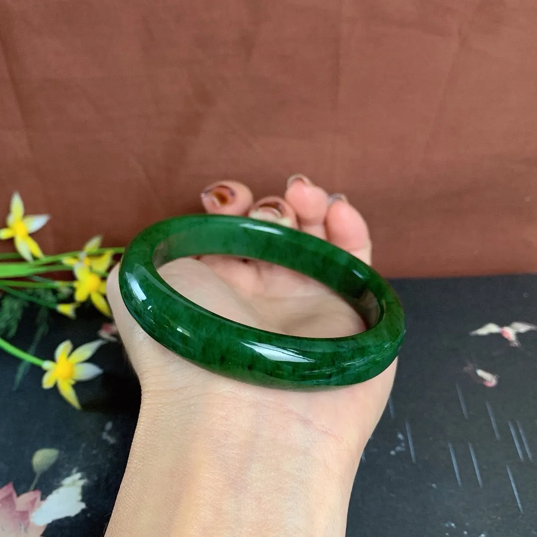 和田玉61圈口菠菜绿碧玉手镯！圈口61宽13玉质细腻油润 底色纯净 无裂无棉 脂粉好，品质高。