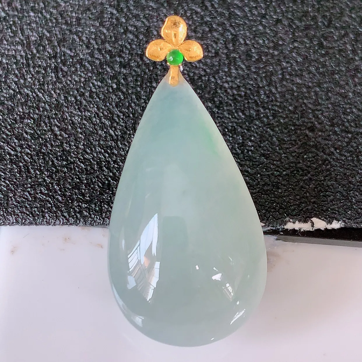18k金镶嵌冰种翡翠水滴吊坠，沁人心脾，精致典雅的设计，为佩戴者，增添色彩，送礼自留都是佳品选择！#94.10