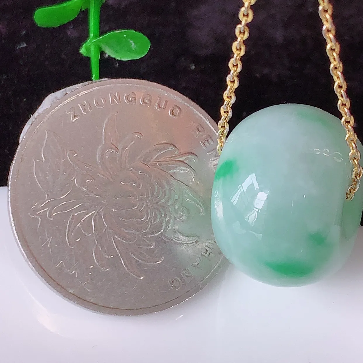 自然光实拍，冰润飘花翡翠路路通吊坠，寓意时来运转、财源滚滚，款式新颖时尚，日常百搭的款！配图银链#57.10