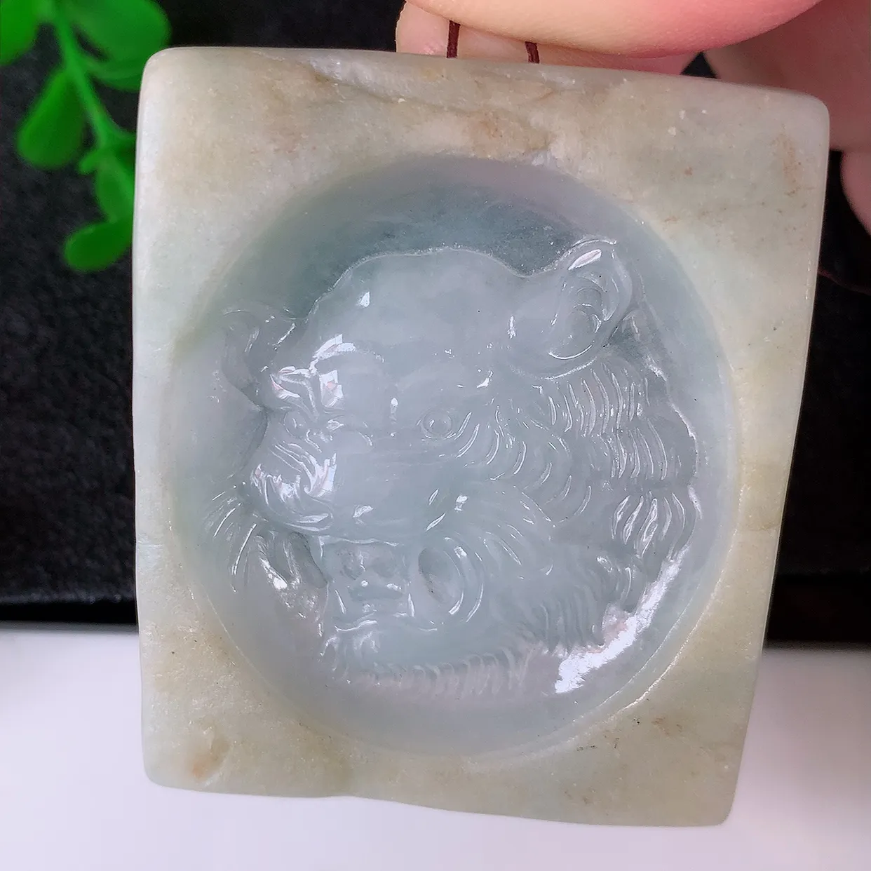 自然光实拍，冰润双彩翡翠生肖虎吊坠，种老水足，雕工精湛 ，寓意美好，佩戴时尚出众！#60.10