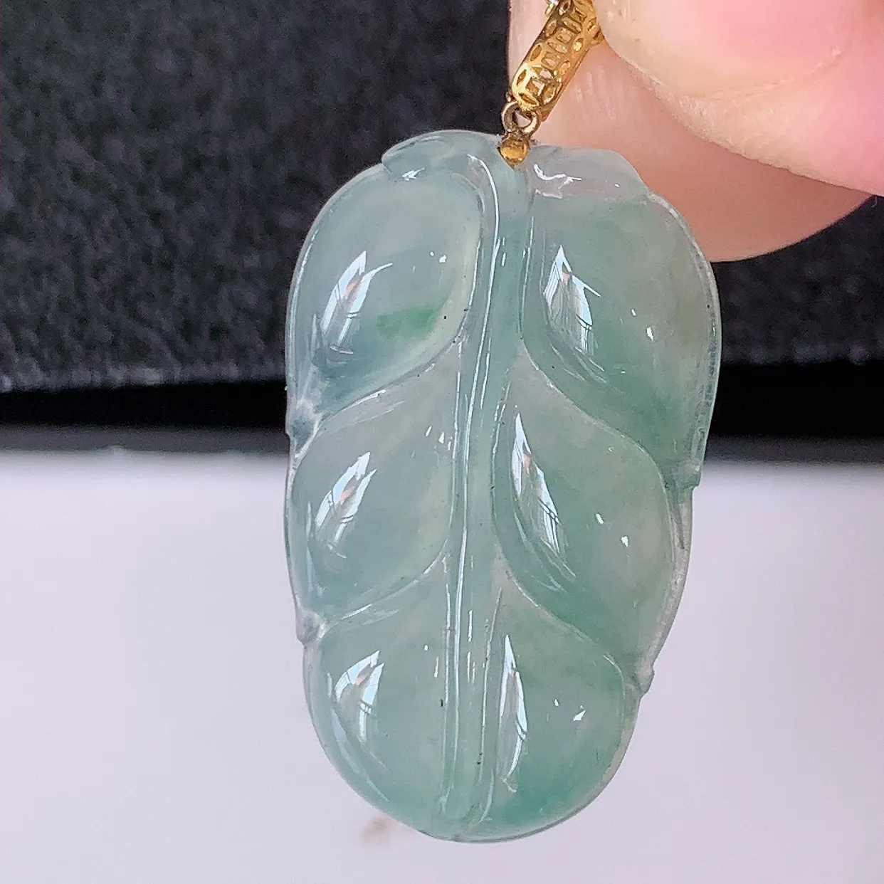 18K金镶嵌冰种叶子翡翠叶子吊坠 ，种水足，色泽清新，工艺精湛，叶子寓意美好；金枝玉叶，事业有成。#1.10