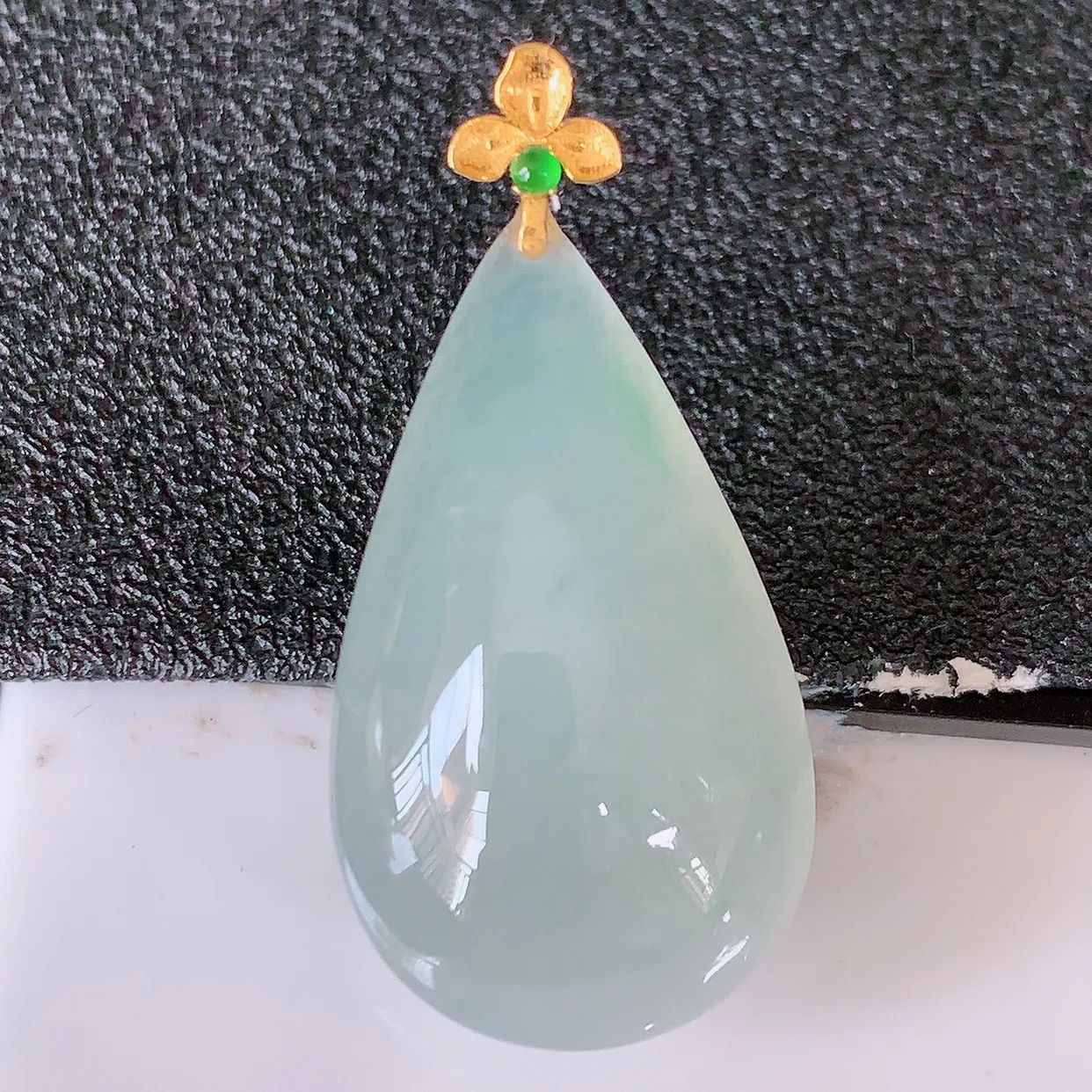 18k金镶嵌冰种翡翠水滴吊坠，沁人心脾，精致典雅的设计，为佩戴者，增添色彩，送礼自留都是佳品选择！#94.10