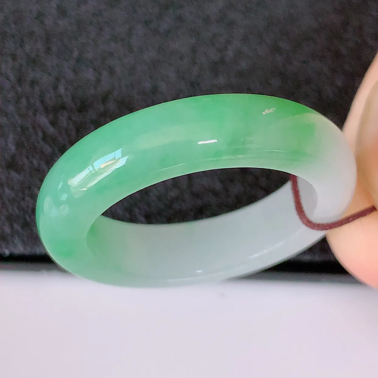 自然光实拍，19.2mm内径冰飘绿翡翠指环，玉戒指，玉质莹润，好精美好冰润的指环，19圈口，上手纤巧！#01.8尺寸19.2-5.2*3.6