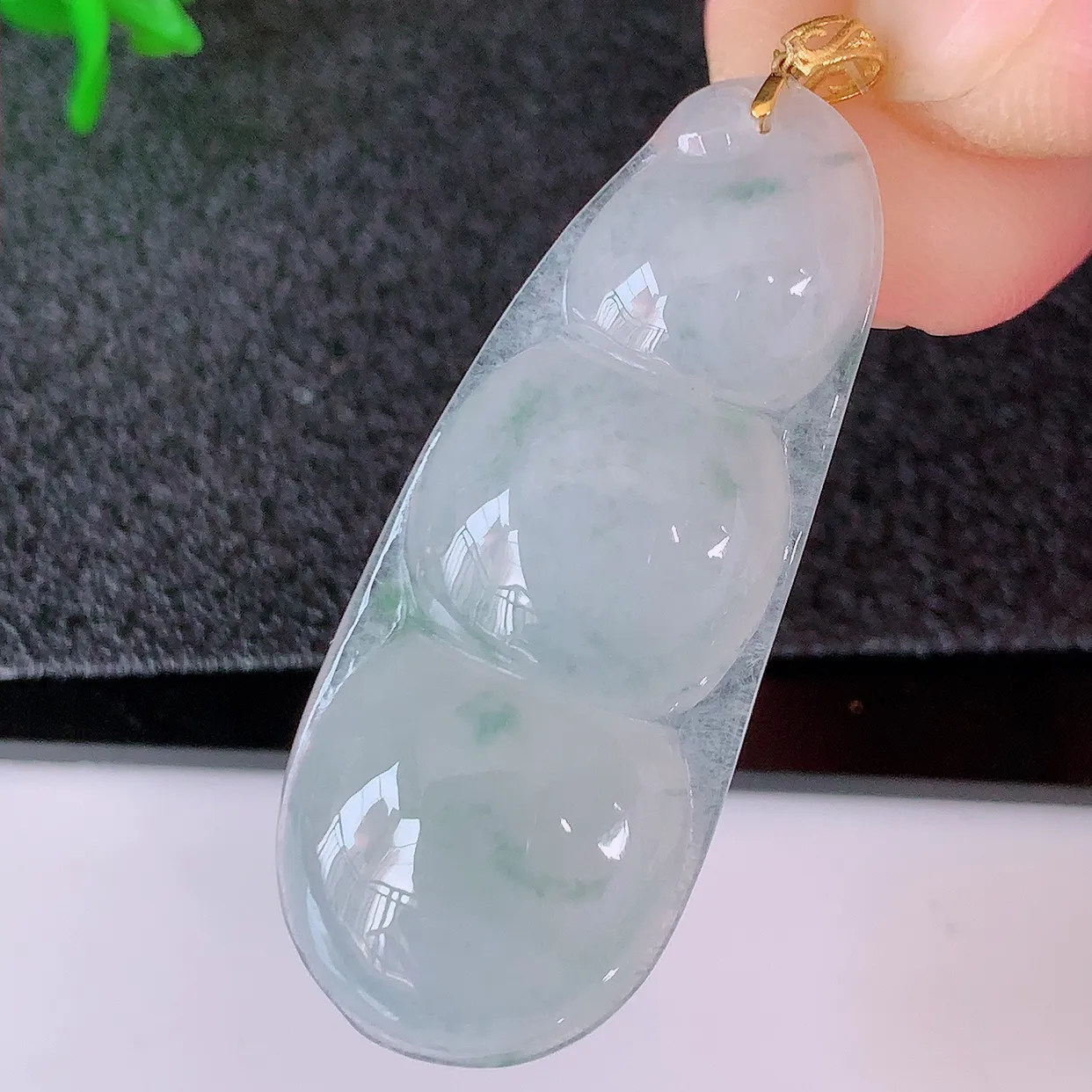 18K金镶嵌冰种飘花翡翠四季豆吊坠，平安豆福豆玉坠，冰润通透，豆粒饱满，寓意：豆蔻年华！#49.10