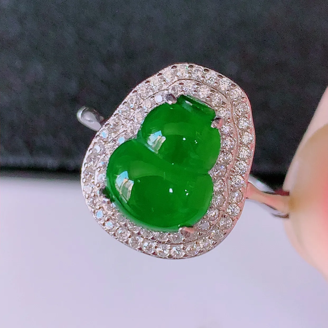 冰透满绿翡翠925银镶嵌葫芦戒指，自然光实拍，翠色灵动，颜色漂亮，种老水足，品相佳，佩戴佳品！#97.8（圈口可调大小）整体27.5-18*9.5裸10*8