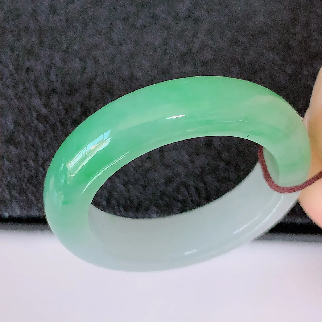 自然光实拍，19.2mm内径冰飘绿翡翠指环，玉戒指，玉质莹润，好精美好冰润的指环，19圈口，上手纤巧！#01.8尺寸19.2-5.2*3.6