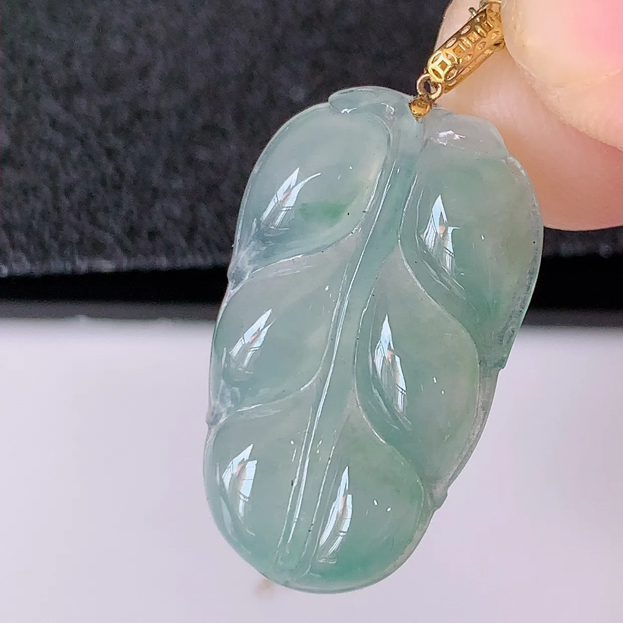 18K金镶嵌冰种叶子翡翠叶子吊坠 ，种水足，色泽清新，工艺精湛，叶子寓意美好；金枝玉叶，事业有成。#1.10