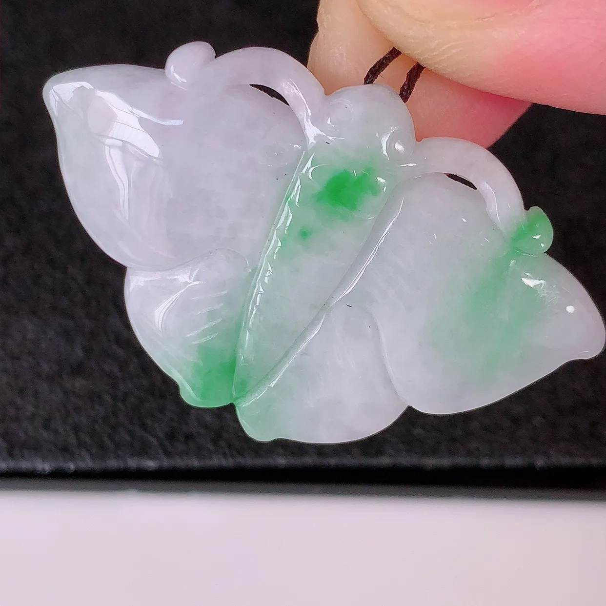 自然光实拍，冰润飘绿翡翠蝴蝶吊坠，种老水足，雕工精湛 ，寓意美好，佩戴时尚出众！#32.10