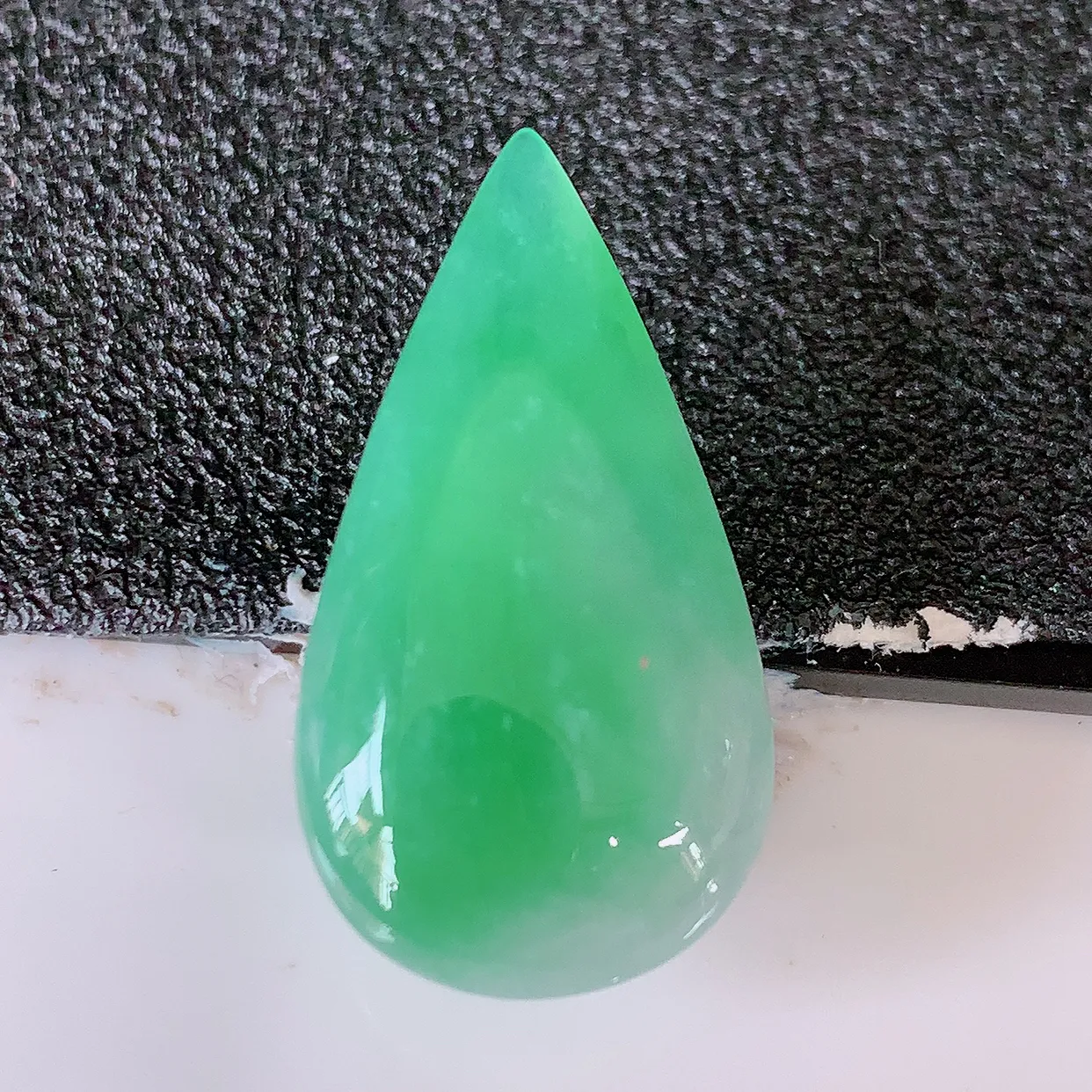 自然光实拍，冰润满绿翡翠水滴，种老水足，雕工精湛 ，寓意美好，镶嵌更靓，佩戴时尚出众！#94.10