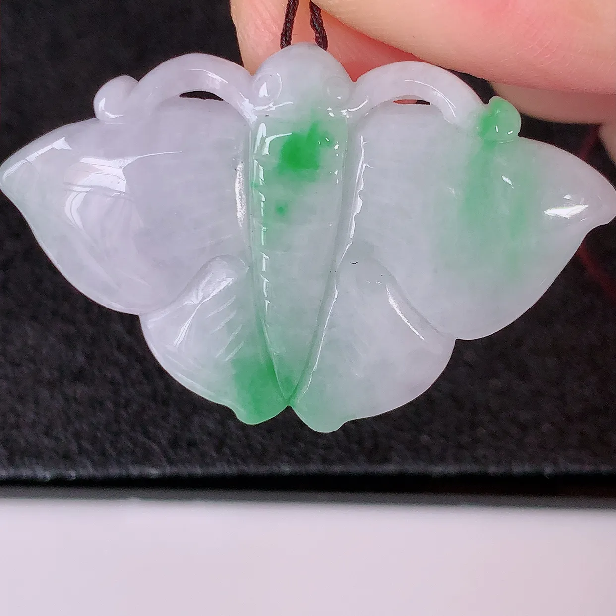 自然光实拍，冰润飘绿翡翠蝴蝶吊坠，种老水足，雕工精湛 ，寓意美好，佩戴时尚出众！#32.10