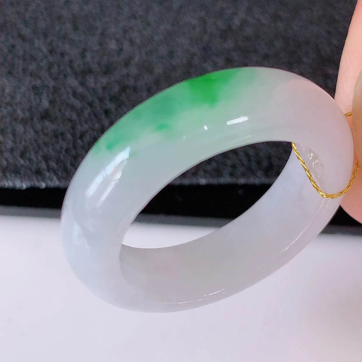 自然光实拍，18.8mm内径冰飘绿翡翠指环，玉戒指，玉质莹润，好精美好冰润的指环，19圈口，上手纤巧！#00.10尺寸18.8*6.2*3.5