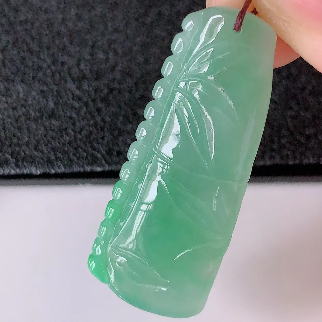 自然光实拍，冰飘绿翡翠竹节吊坠。竹节寓意“节节高，官运亨通，前程似锦，水润莹泽，清秀高雅，佩戴精美！