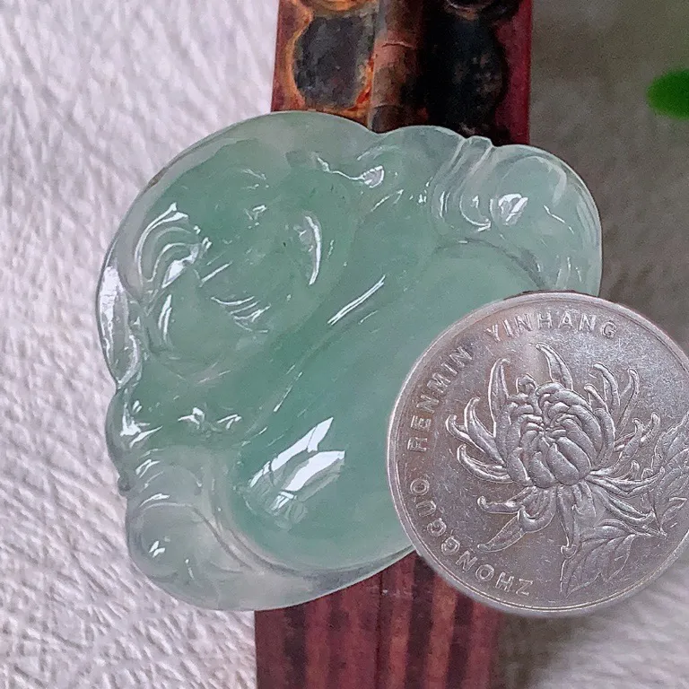 自然光实拍，冰种翡翠佛公，水灵起胶，翠色迷人，佛公在心中，一生平安，饱满圆润，开怀大笑佛公，配戴灵气十足！#46.10