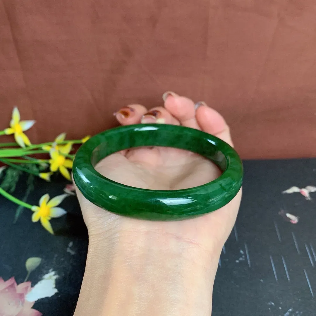 和田玉61圈口菠菜绿碧玉手镯！圈口61宽13玉质细腻油润 底色纯净 无裂无棉 脂粉好，品质高。