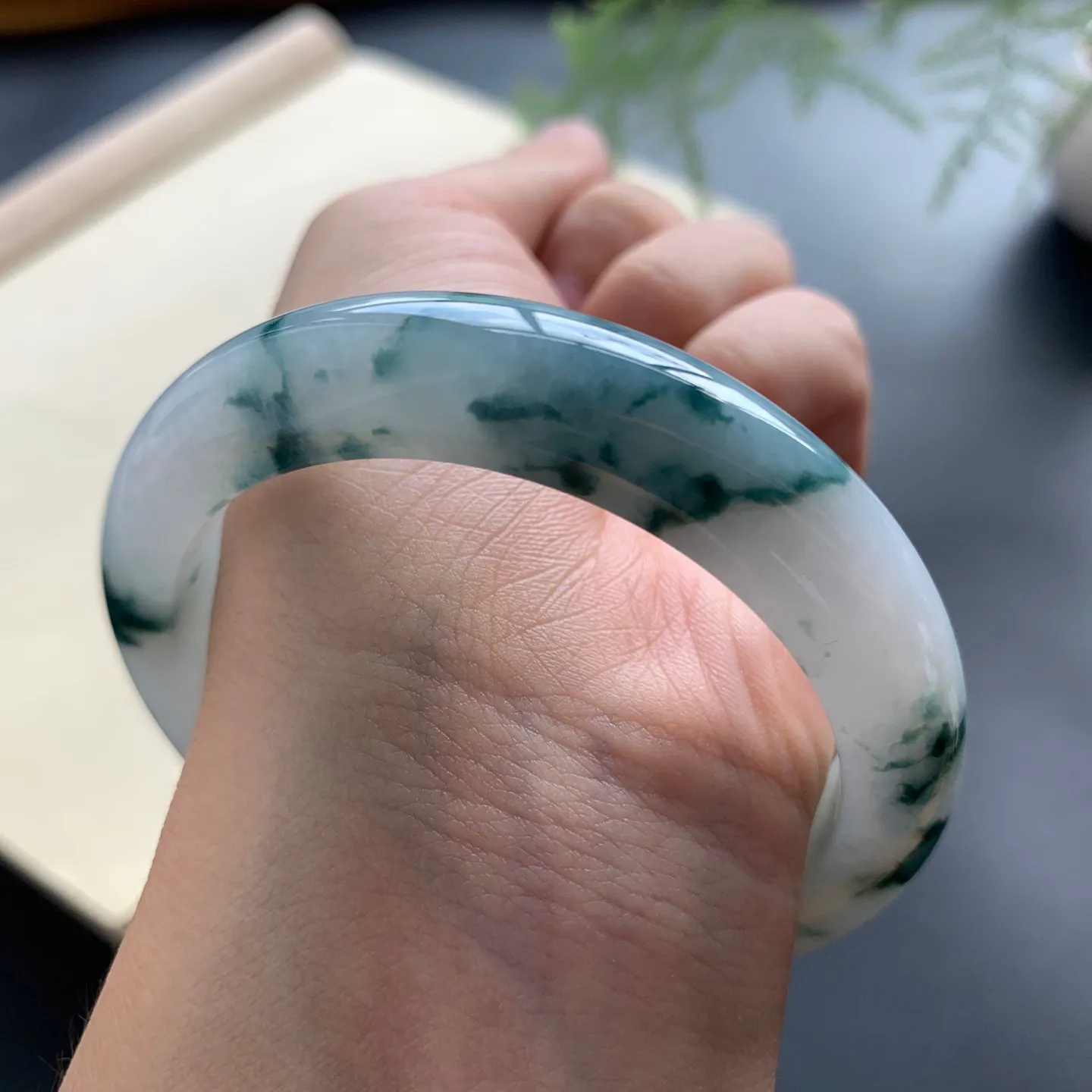 55.5圈口飘花正圈手镯 尺寸：55.5-12-8.5，无纹裂，细腻光滑，花色浓郁