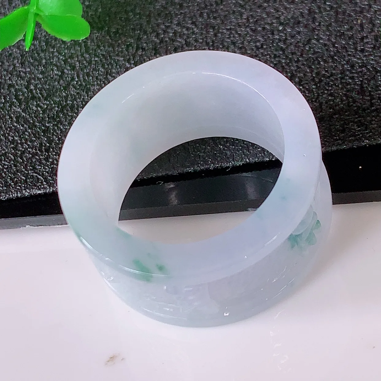 自然光实拍，28圈口，22mm内径冰紫罗兰飘花翡翠扳指，冰润指环，玉扳指，财源滚滚，玉质细腻起胶，种水好！#89.10尺寸22-13-3.6mm