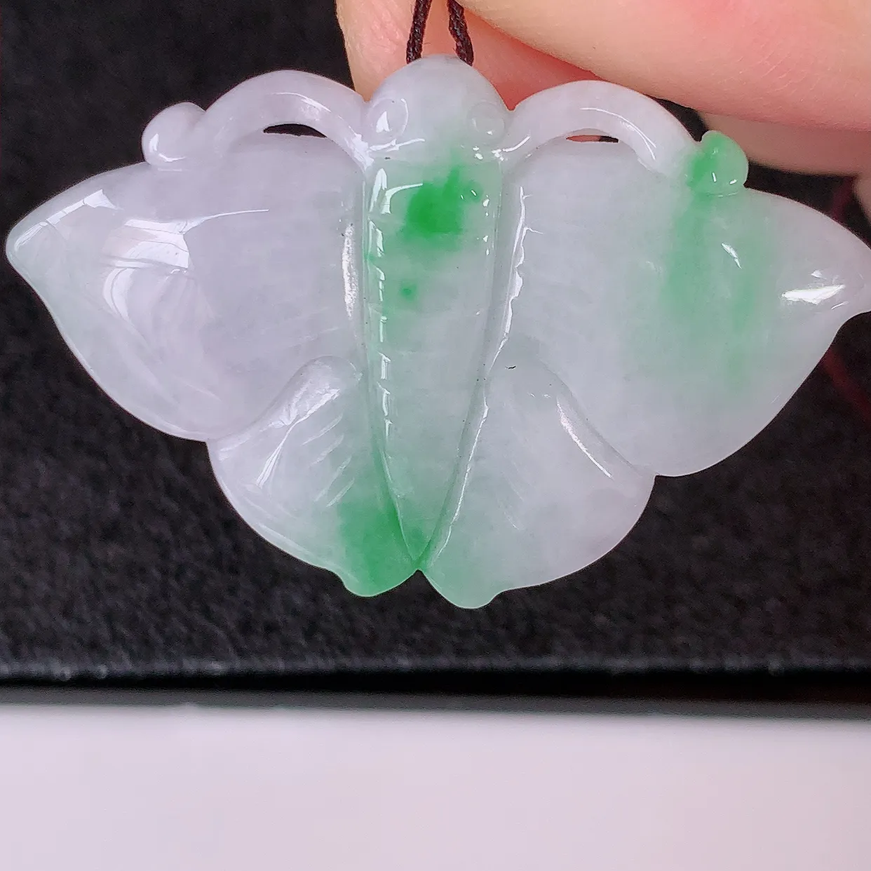 自然光实拍，冰润飘绿翡翠蝴蝶吊坠，种老水足，雕工精湛 ，寓意美好，佩戴时尚出众！#32.10