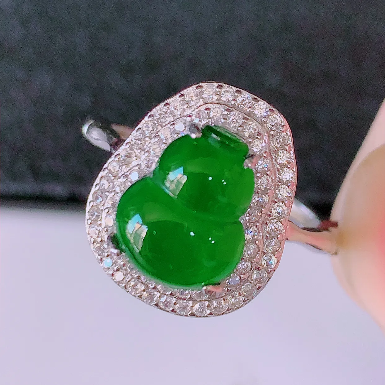 冰透满绿翡翠925银镶嵌葫芦戒指，自然光实拍，翠色灵动，颜色漂亮，种老水足，品相佳，佩戴佳品！#97.8（圈口可调大小）整体27.5-18*9.5裸10*8