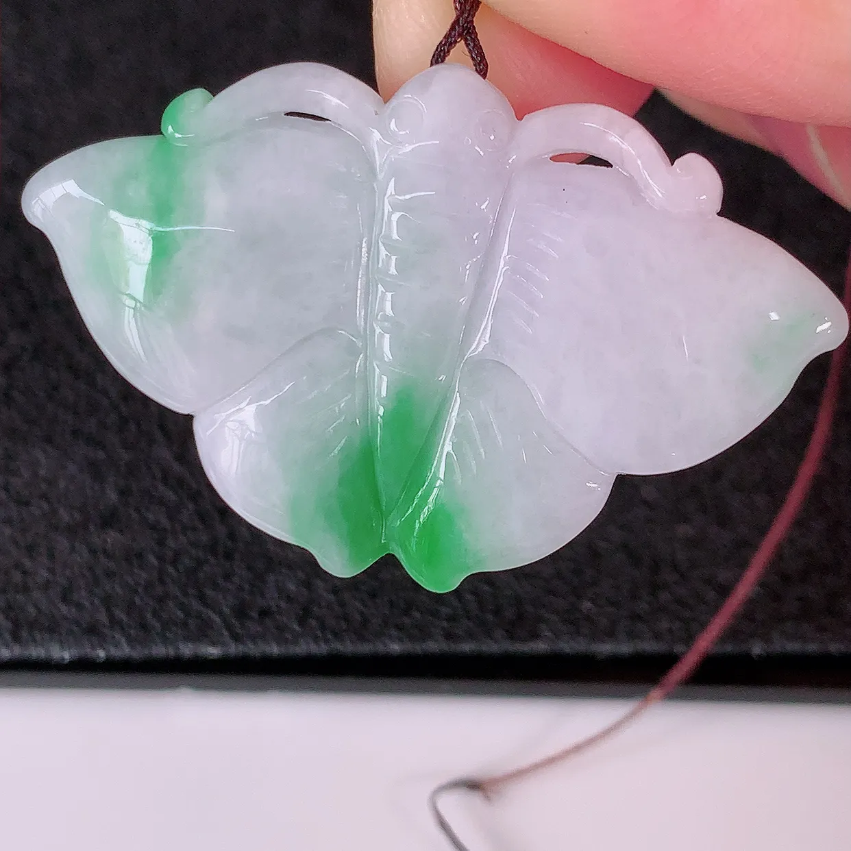 自然光实拍，冰润飘绿翡翠蝴蝶吊坠，种老水足，雕工精湛 ，寓意美好，佩戴时尚出众！#32.10