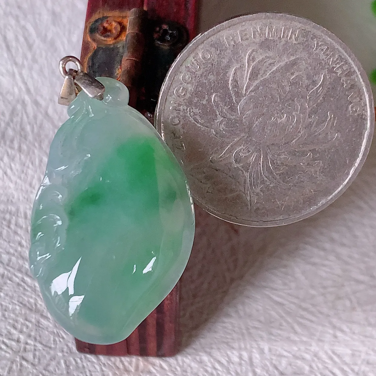 自然光实拍，冰种飘绿翡翠招财福瓜吊坠，精美饱满福瓜，种水足，形态圆润饱满，福相十足 ！#46.10配图银扣