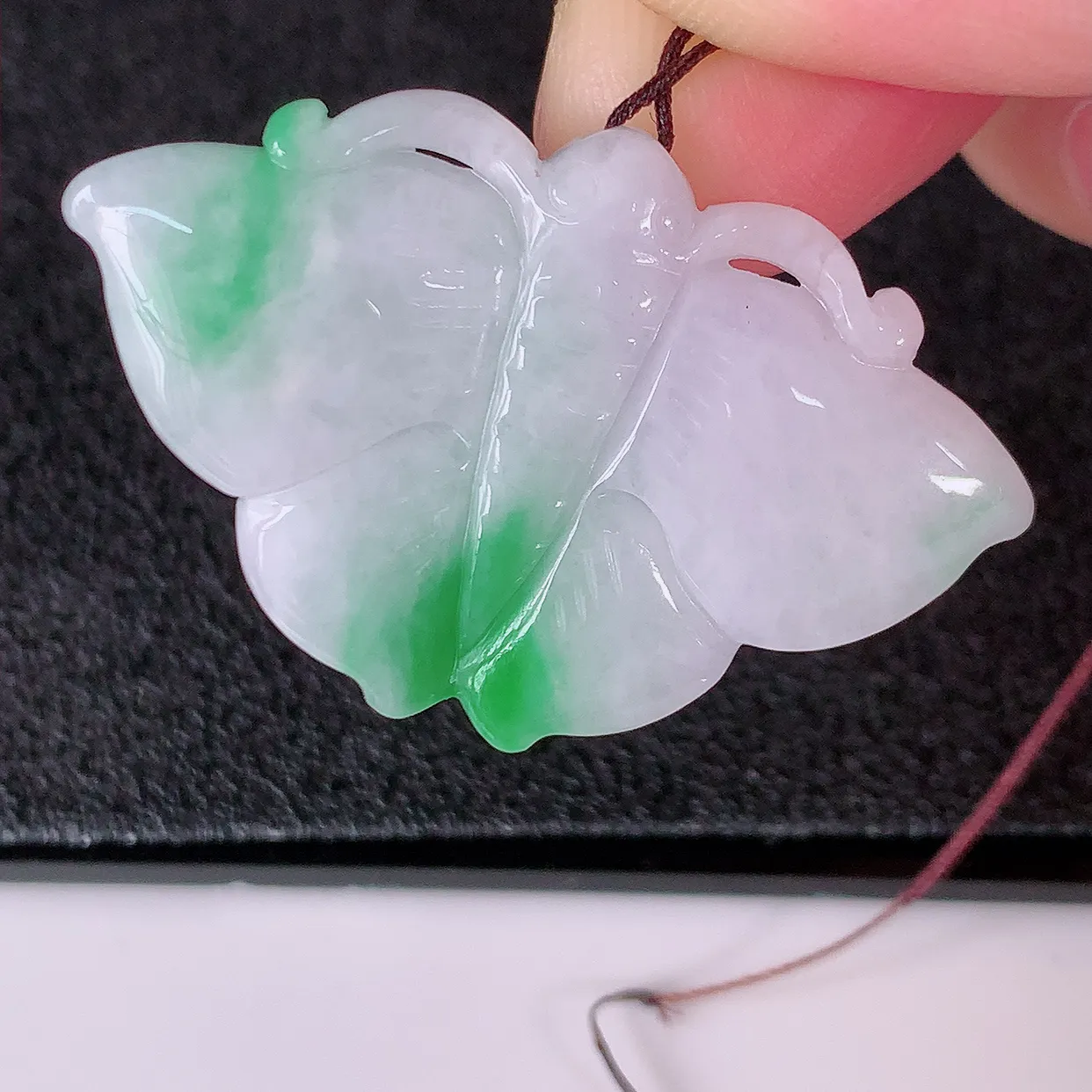 自然光实拍，冰润飘绿翡翠蝴蝶吊坠，种老水足，雕工精湛 ，寓意美好，佩戴时尚出众！#32.10
