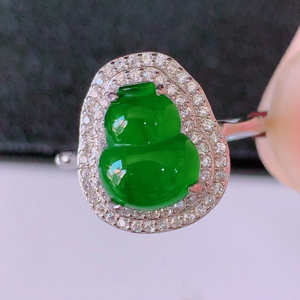 冰透满绿翡翠925银镶嵌葫芦戒指，自然光实拍，翠色灵动，颜色漂亮，种老水足，品相佳，佩戴佳品！#97