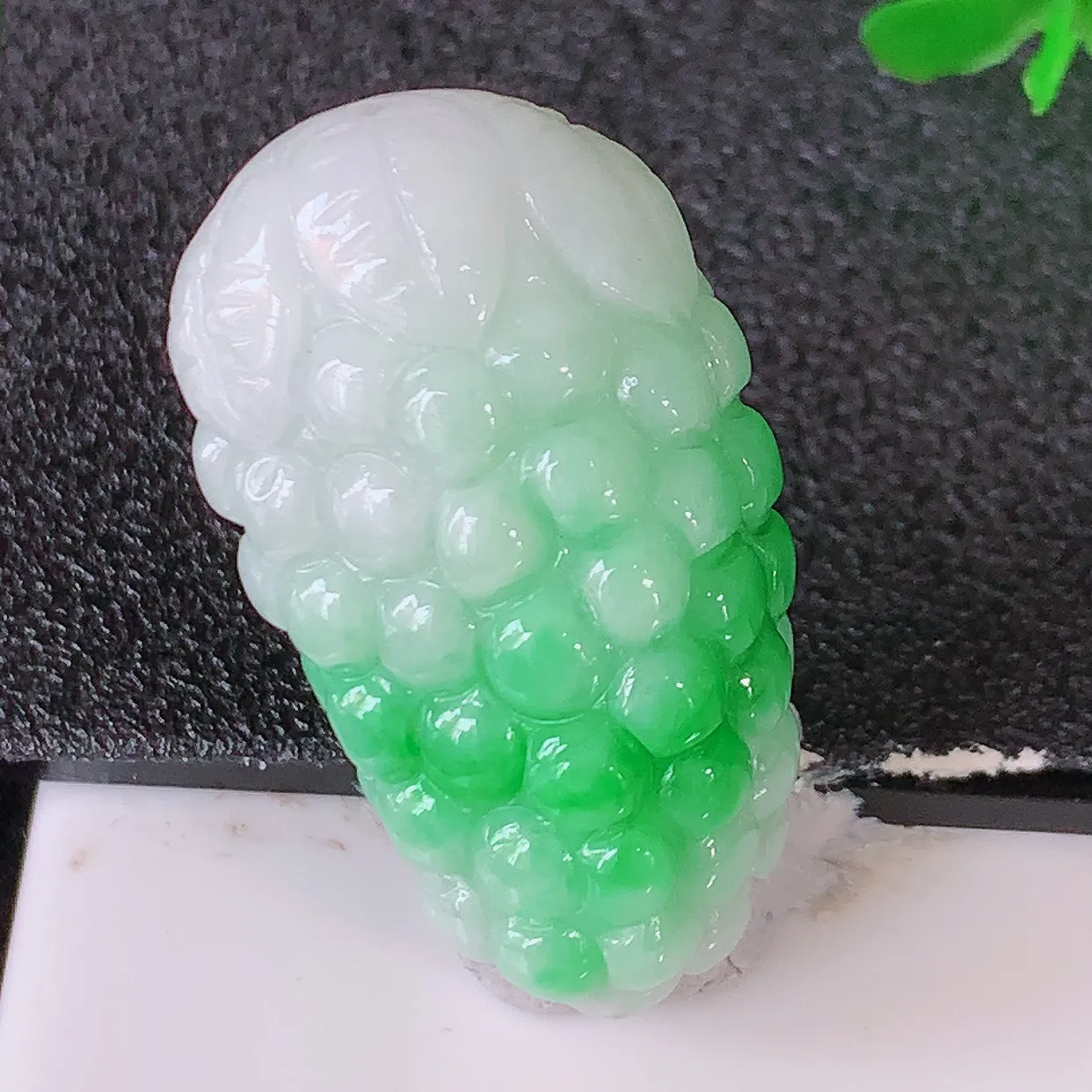 自然光实拍，冰润飘绿翡翠葡萄吊坠，多子多福，种老水足，雕工精湛 ，寓意美好，佩戴时尚出众！#1.10