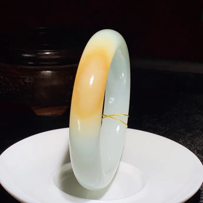 59圈口。新疆和田玉且末糖羊脂白玉手镯。且末糖一口糖手镯。圈口59条宽14厚10重72克。玉质细腻油