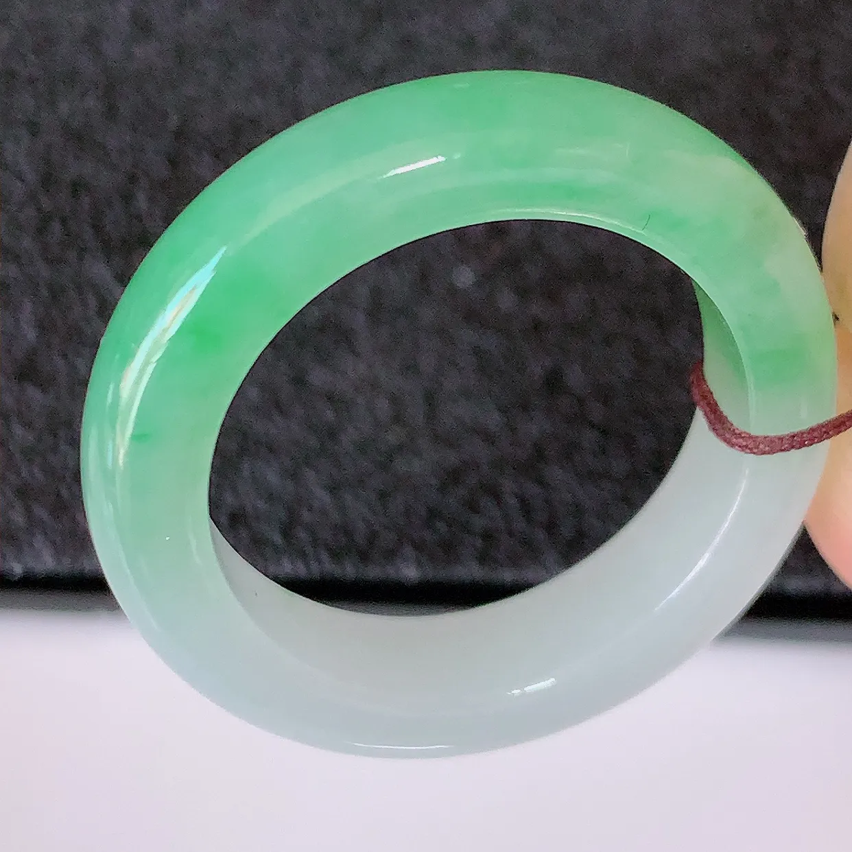 自然光实拍，19.2mm内径冰飘绿翡翠指环，玉戒指，玉质莹润，好精美好冰润的指环，19圈口，上手纤巧！#01.8尺寸19.2-5.2*3.6