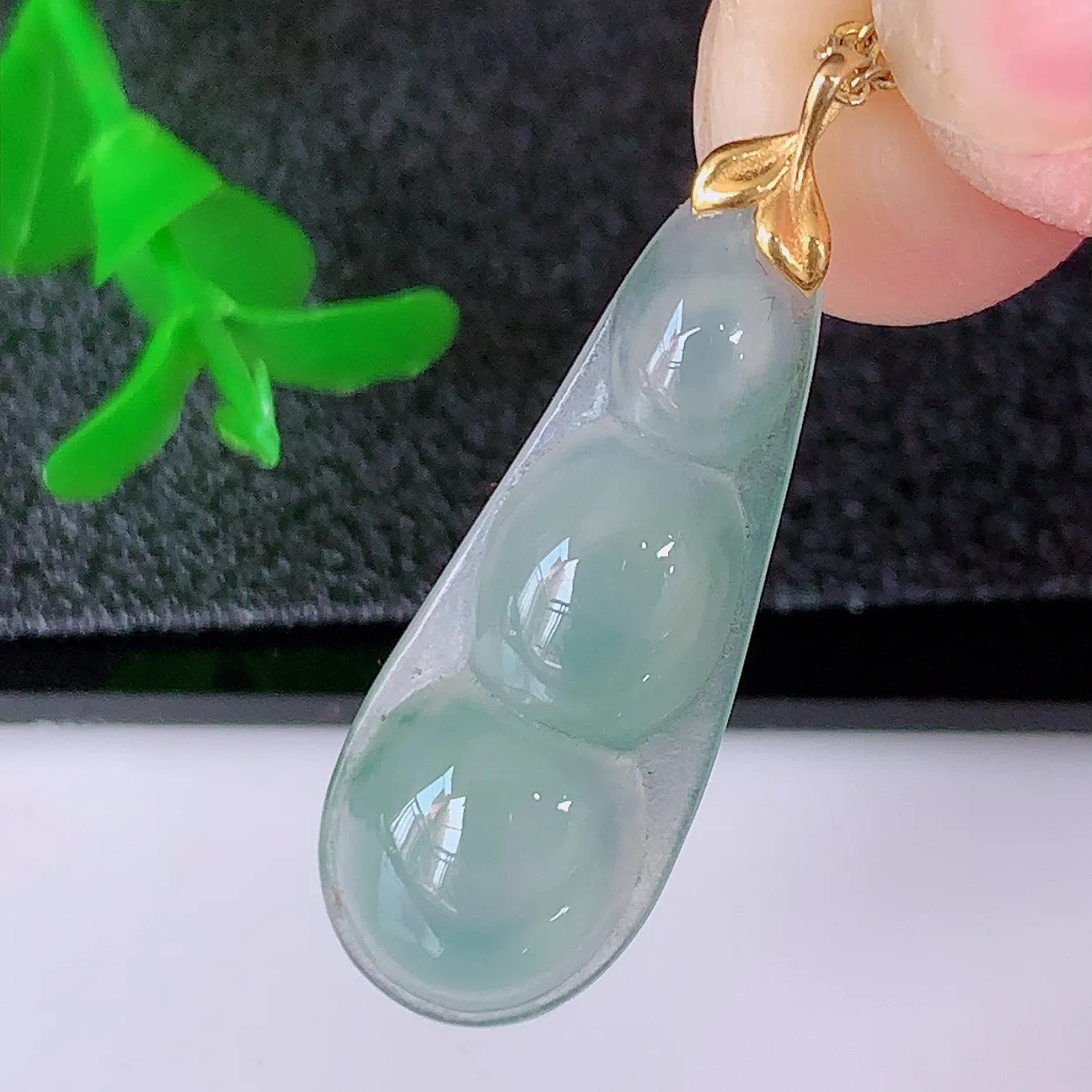 18K金镶嵌冰种飘花翡翠四季豆吊坠，平安豆福豆玉坠，冰润通透，豆粒饱满，寓意：豆蔻年华！#12.10